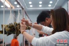 浙江嘉兴：一根裹粽线 牵起两岸情