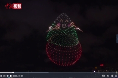 香港举行端午节无人机表演 有游客提前一小时前来等候